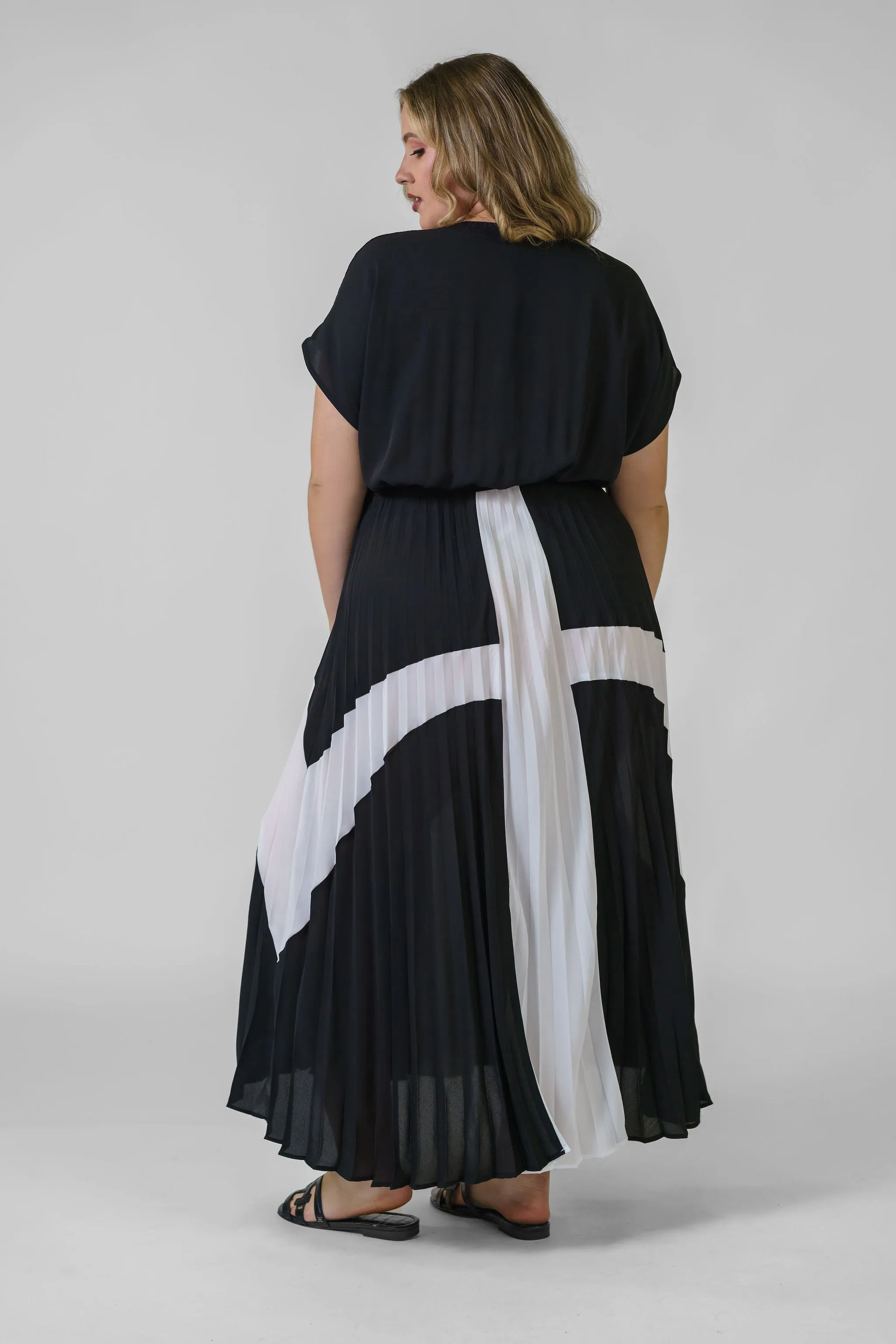 BLACK AND WHITE PRINTED BELTED DRESS