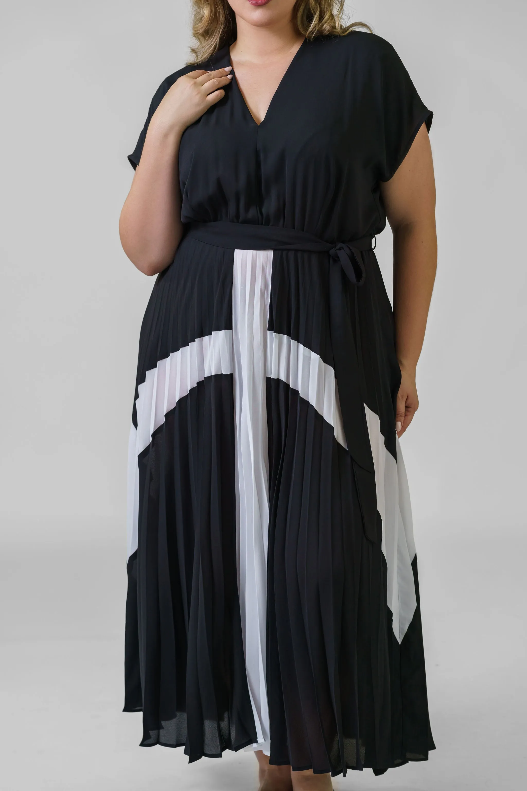 BLACK AND WHITE PRINTED BELTED DRESS