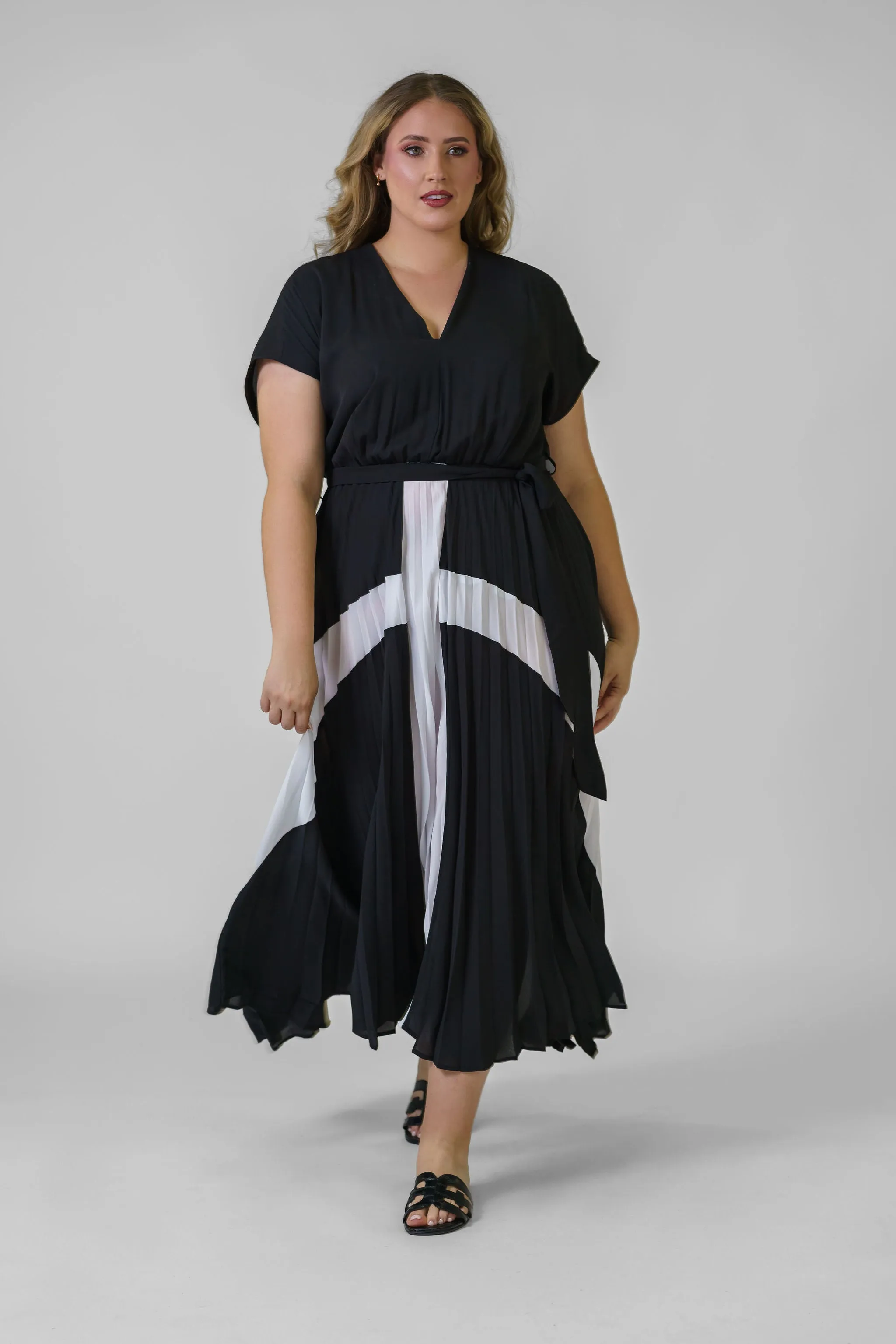 BLACK AND WHITE PRINTED BELTED DRESS
