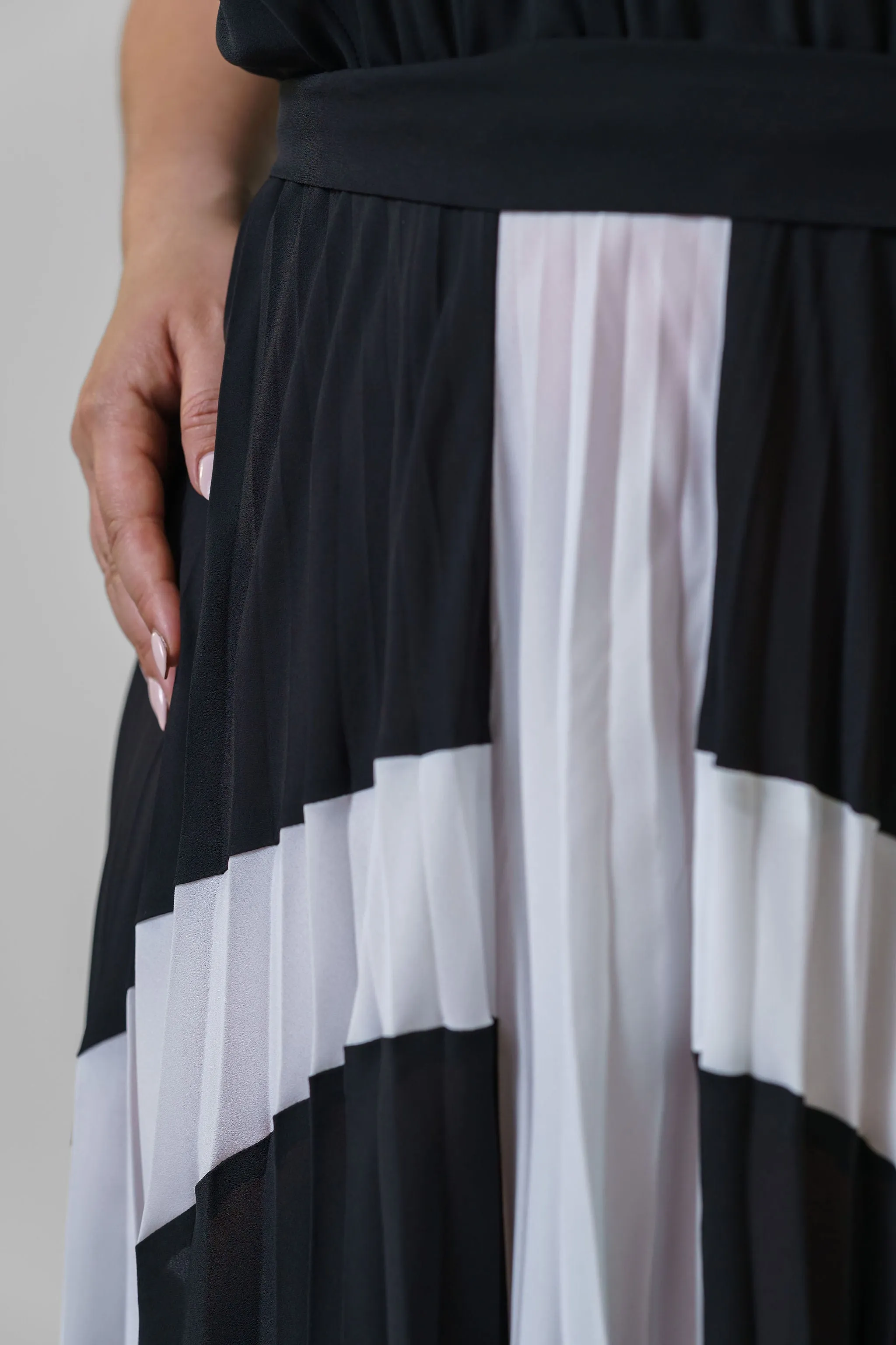 BLACK AND WHITE PRINTED BELTED DRESS